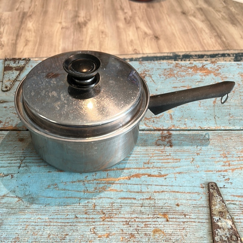 Vintage AMWAY QUEEN 2.5 Qt Sauce Pot & Cover 18/8 3Ply Stainless Steel USA